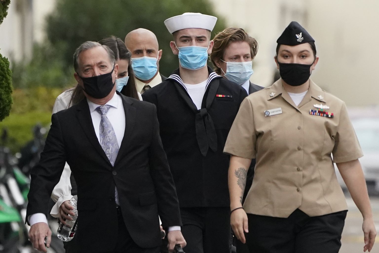 USA mereväelane Ryan Sawyer Mays (keskel) saabumas koos oma advokaatidega 13. detsembril San Diego mereväebaasi eeluurimise istungile