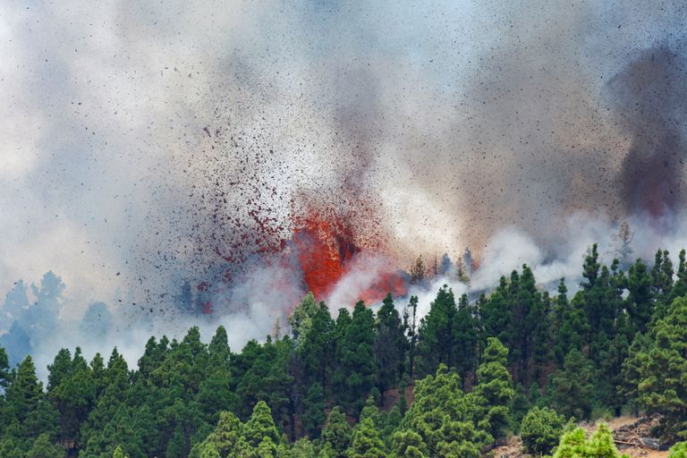 Purskav laava ja suitsupilv purskava Cumbre Vieja vulkaani kohal El Paso rahvuspargis Kanaari saartel La Palmas 19. septembril.