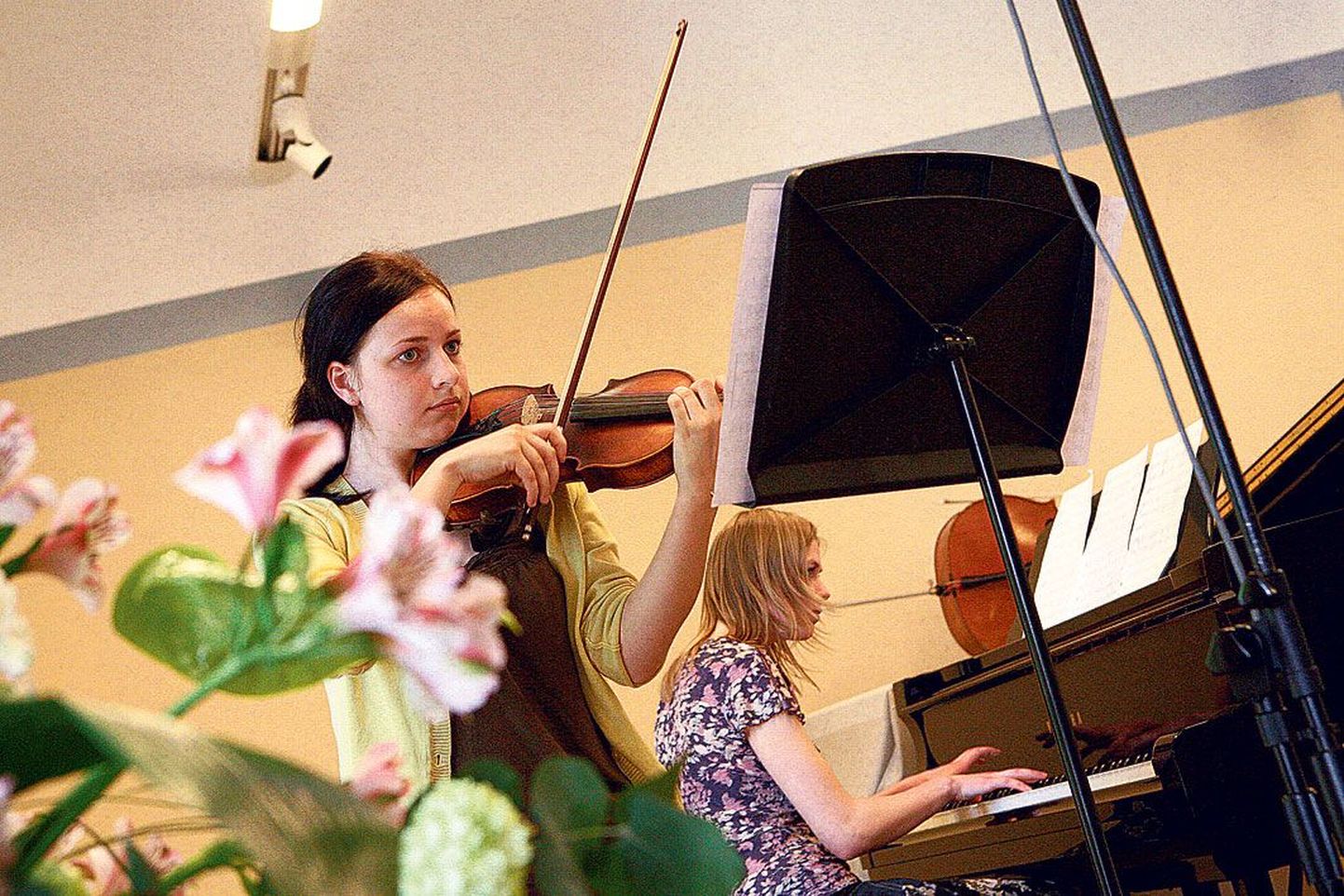 Anneli Oidekivi (viiul) ja Maila Laidna (klaver) esitasid eile Vootele Ruusmaa kompositsiooni «Monos».
