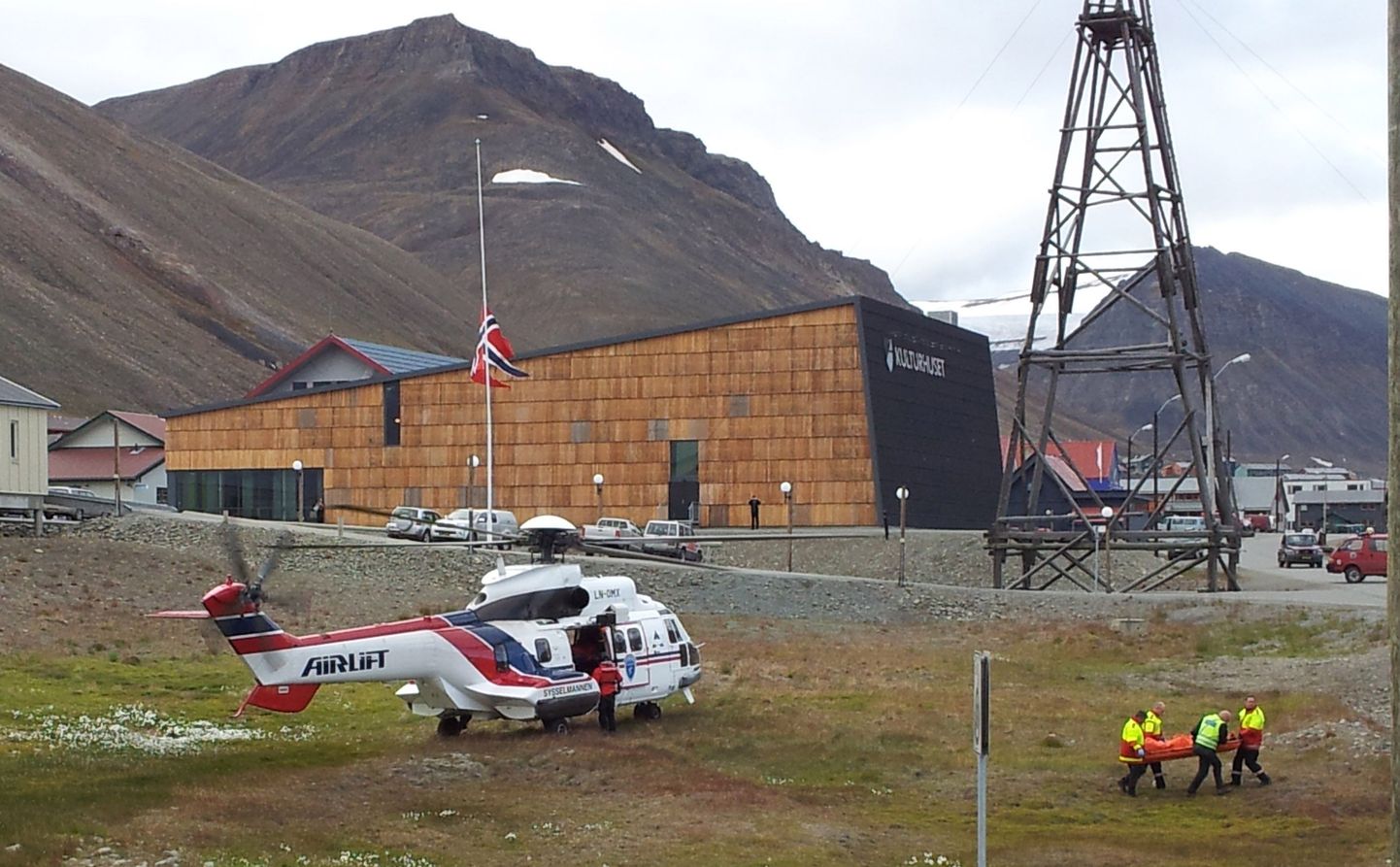 Jääkaru rünnaku ohvriks langenud kannatanut transporditakse helikopterist haiglasse