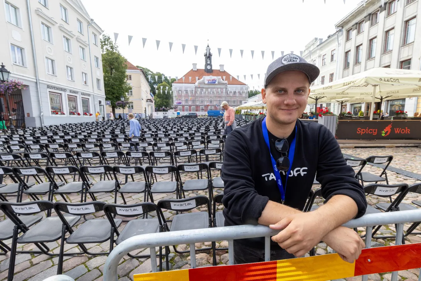 Tartuffi juht Johan Kudu selja taga oli eile üles rivistatud tuhat tooli, kuid vaatajaid mahub Raekoja platsile tublisti rohkemgi.