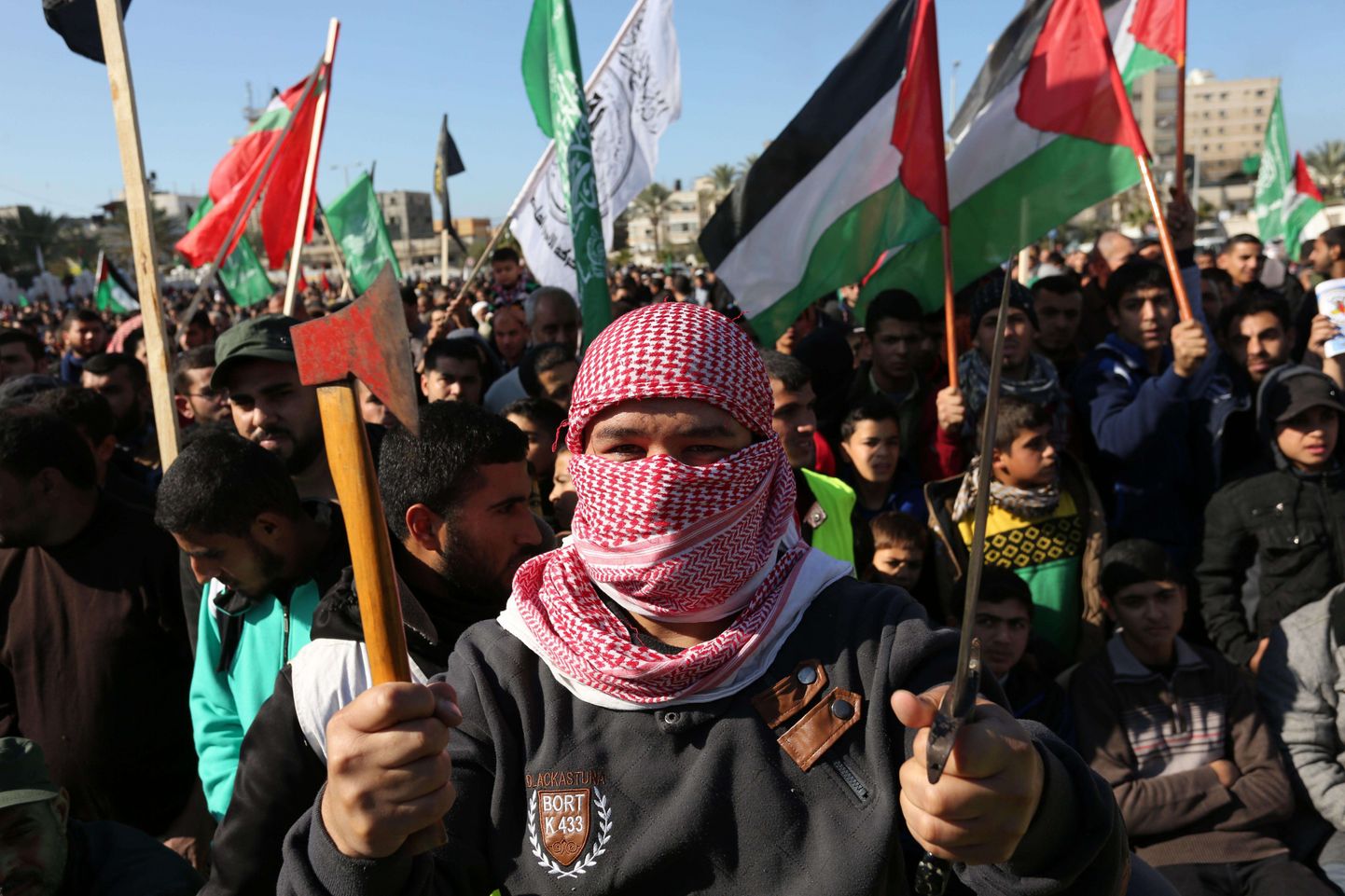 Palestiinlasest meeleavaldaja noa ja kirvega täna Gaza sektoris Khan Younis.