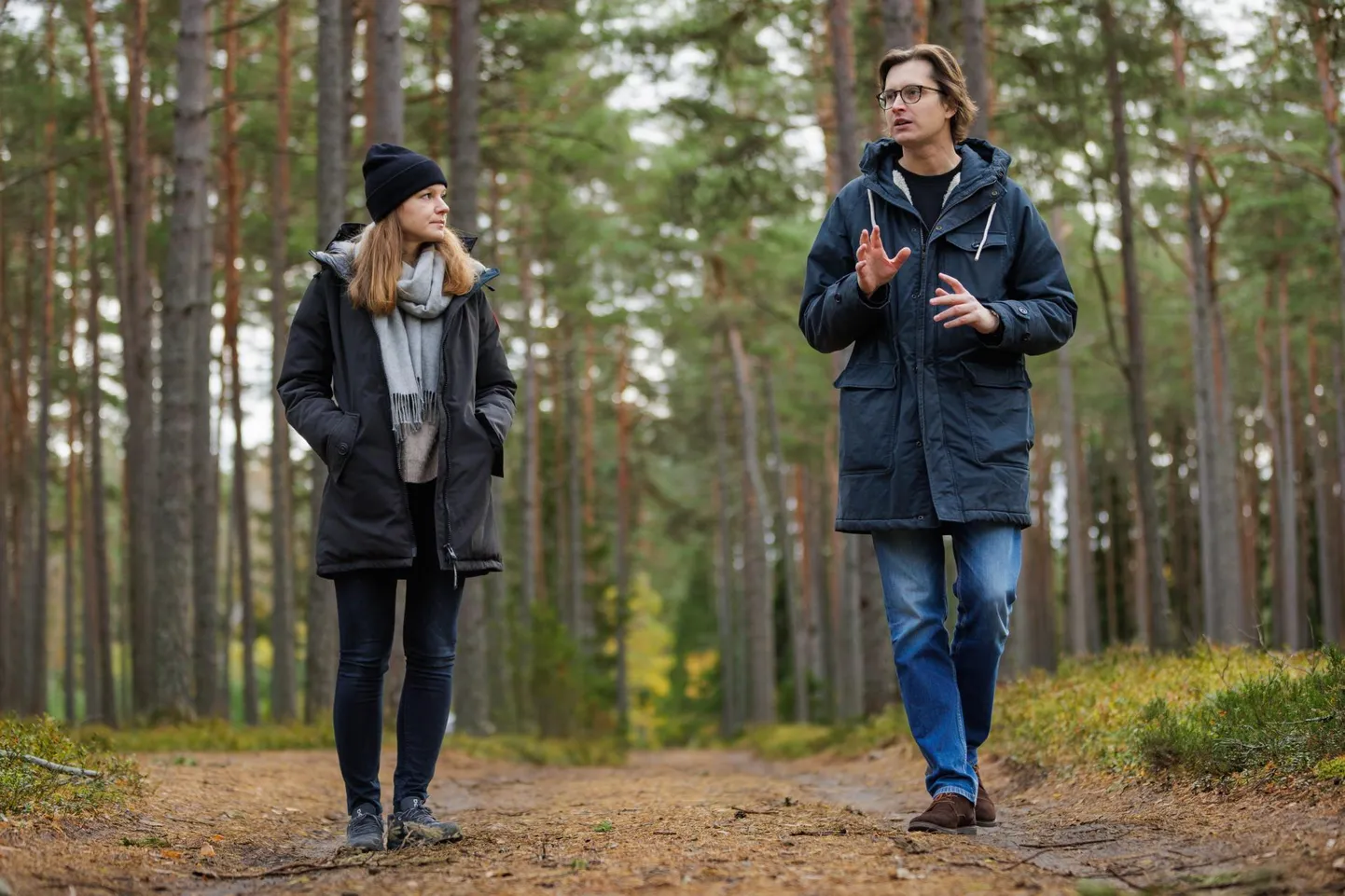Kohalikud elanikud Mari-Liis Lukke ja Marek-Andres Kauts Vääna-Jõesuu metsas, kuhu kaevandaja taotleb maavarade uuringuluba.
