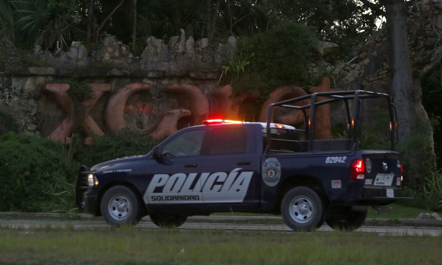 Mehhiko politsei Xcaret hotelli sissekäigu juures.