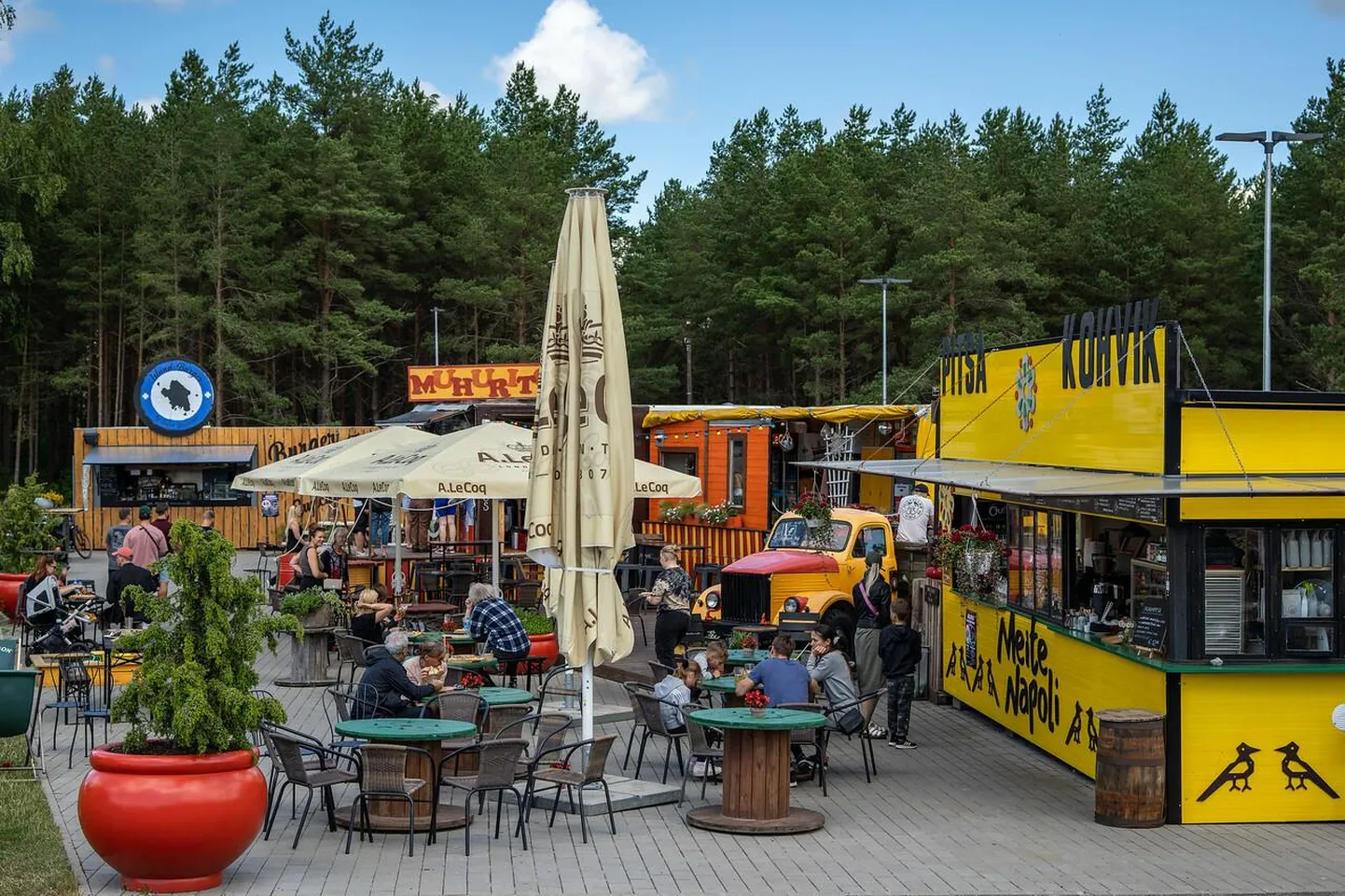 Muhu Toidutänav turuhoone juurest vaadatuna. FOTO: Arbo Rae