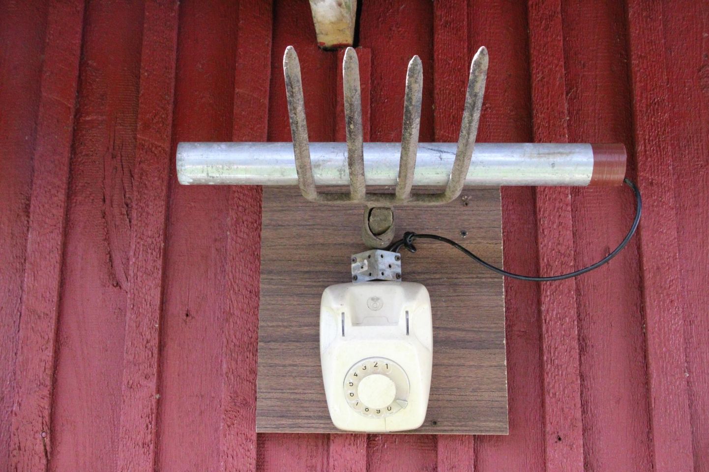 Salla küla meistrimehe Hando Kuntro elamises on seinale riputatud telefoni toru kenasti hargile pandud.