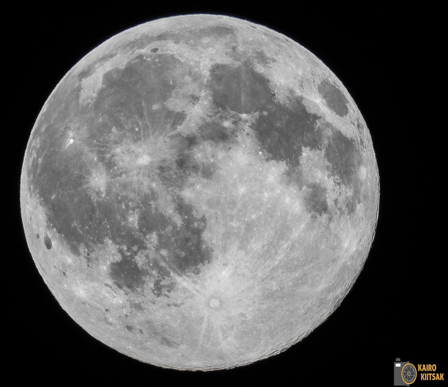 Ahhaa teleskoobi ablil peegelkaameraga pildistatud Kuu.