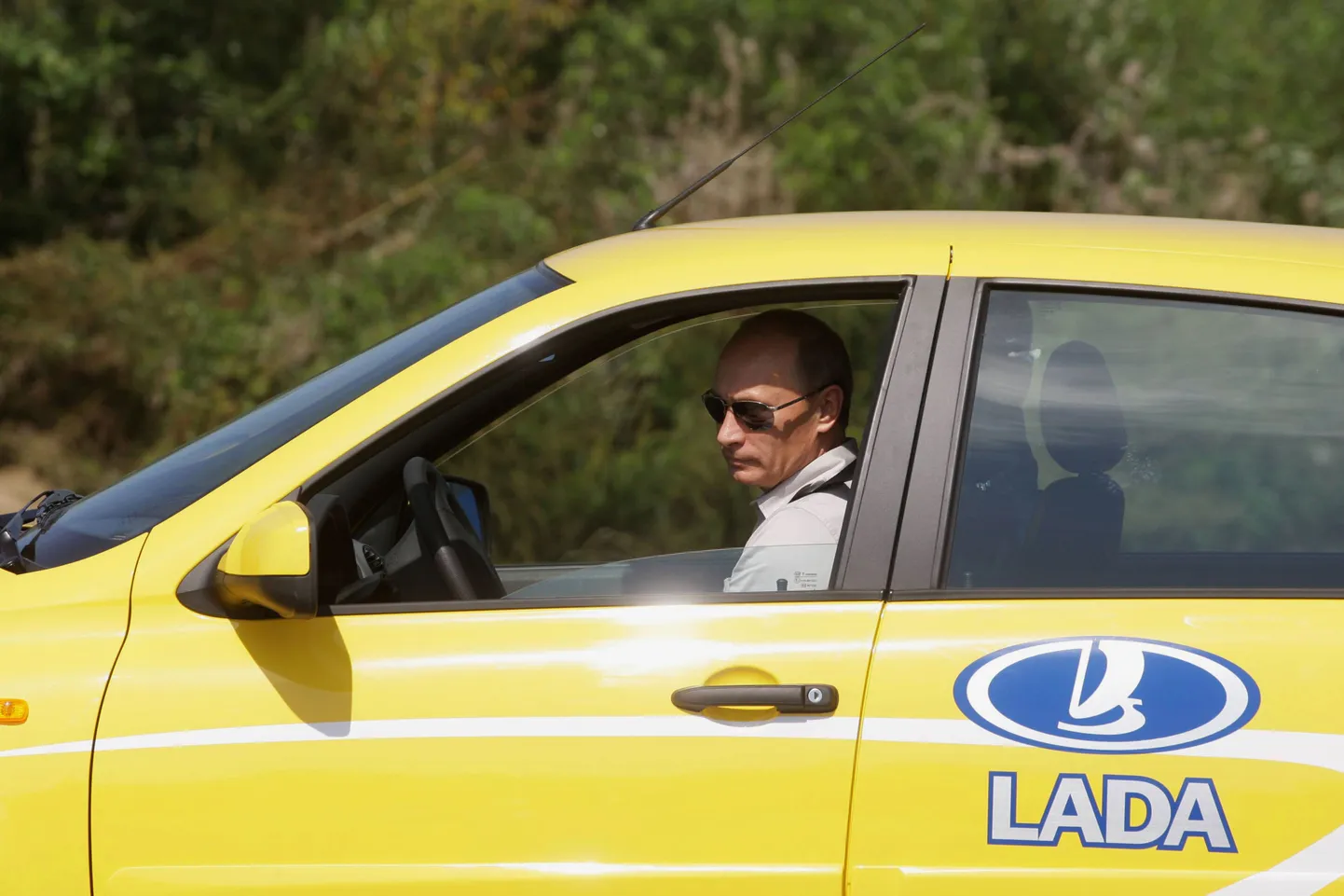 Владимир Путин за рулем автомобиля «Лада-Калина»