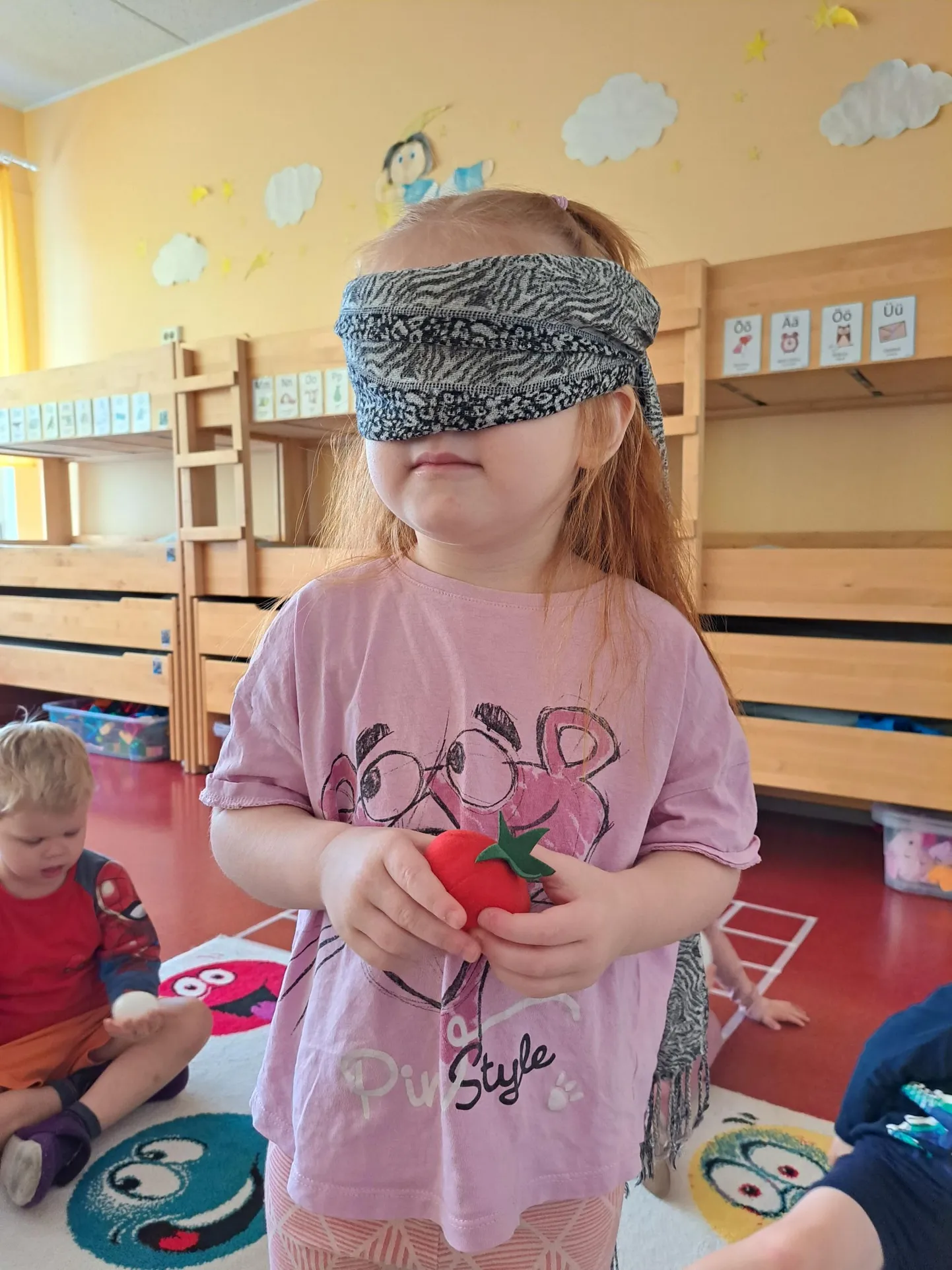 Sipsiku rühma laps Eeva-Louise Trillo mänguasja kompimas.