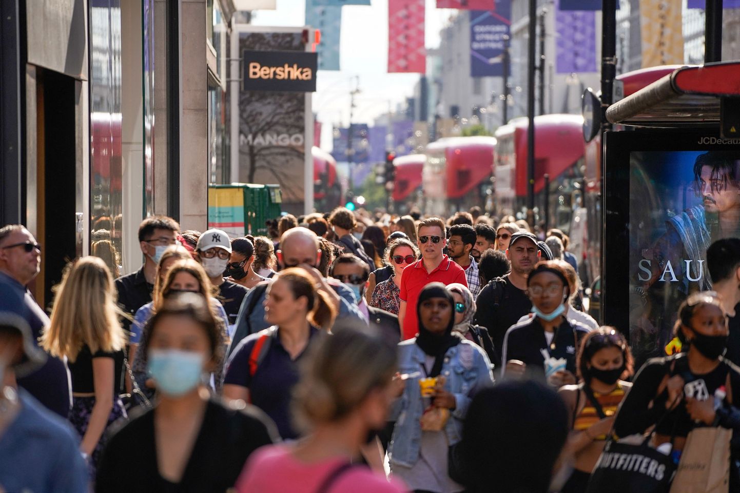 Jalakäijaid jalutamas Londoni kesklinnas Oxford Streeti, mis on Suurbitannia kõige populaarsem kaubandustänav.