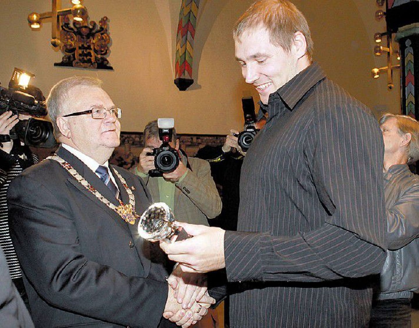 Герд Кантер (справа) собирает награды не только на стадионе. 1 декабря мэр города Эдгар Сависаар чествовал Кантера как лучшего спортсмена Таллинна, а неделю назад Эстонский союз легкой атлетики объявил дискобола лучшим спортсменом года.