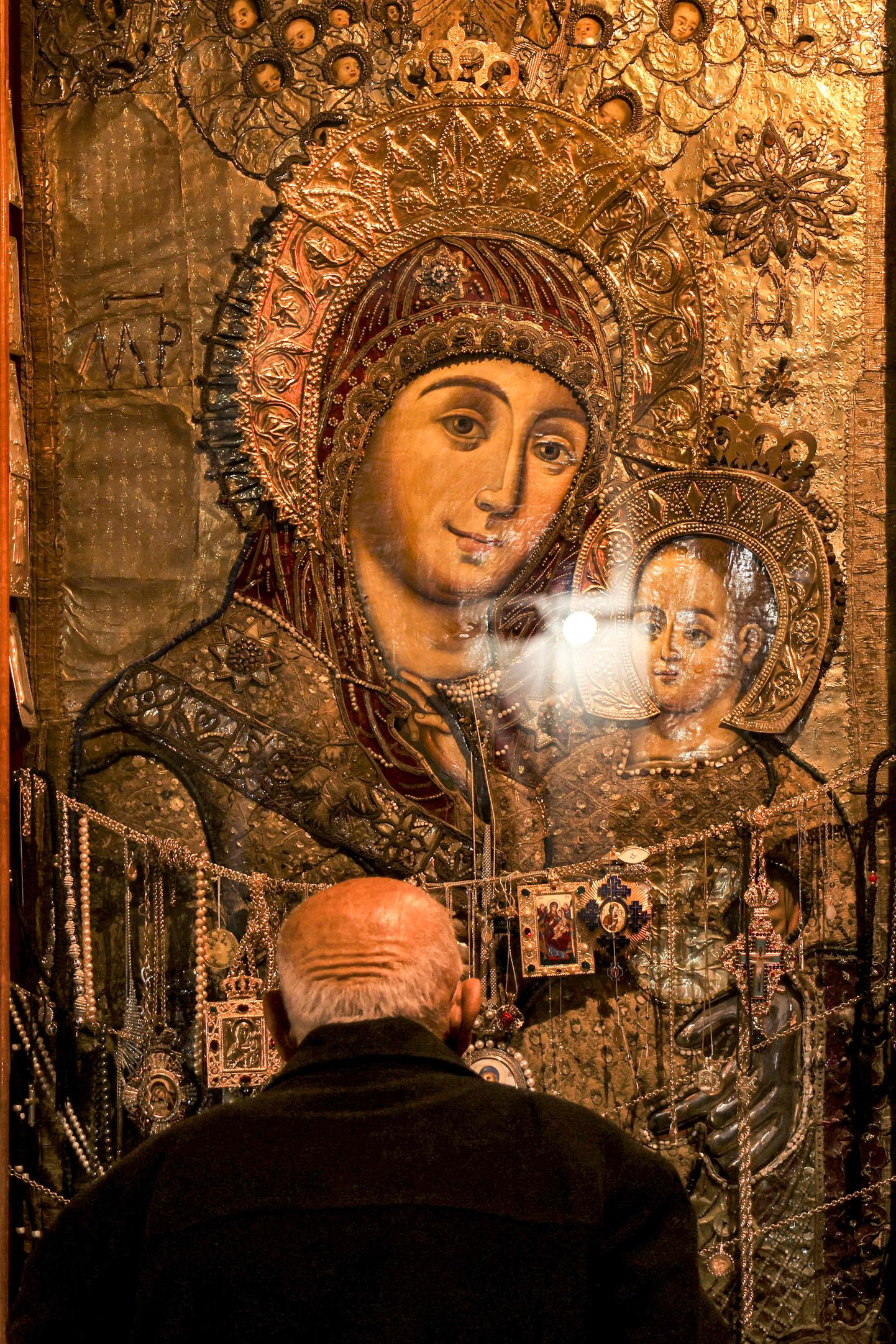 Kristlane palvetamas Neitsi Maarja ja Jeesuslapse ikooni ees Petlemma sünnikirikus Läänekaldal jõuluõhtul 24. detsembril 2023.