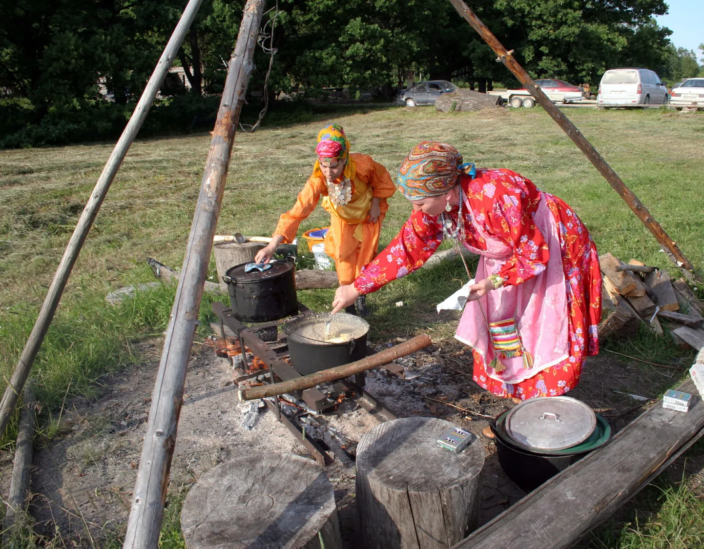 Fotomeenutus 2007. aastast, kui Soomaal Karuskosel korraldati päev, kus tutvustati udmurtide kultuuri ja toitu.