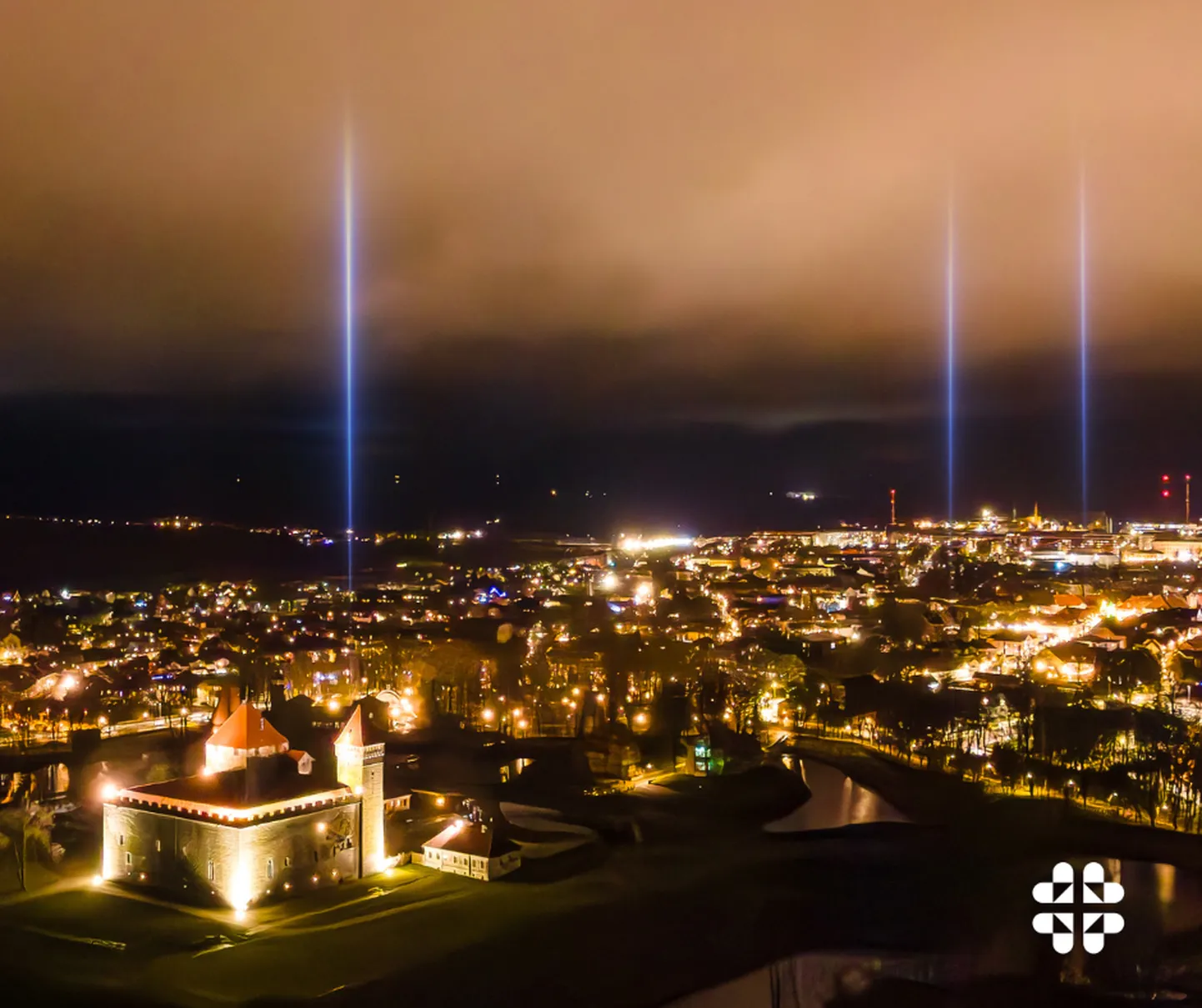 LOOTUSKIIRE LASERID valgustasid taevast iga kord, kui keegi annetustelefonile helistas.