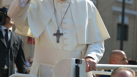 Paavst viibib hingamisraskuste tõttu haiglaravil