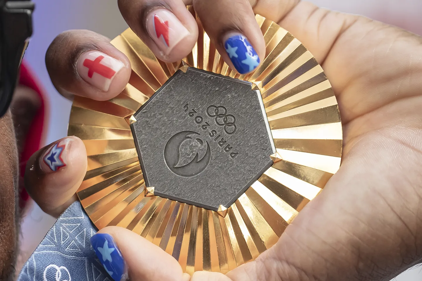 USA sprinter Noah Lyles hoidmas Pariisi olümpia kuldmedalit.
