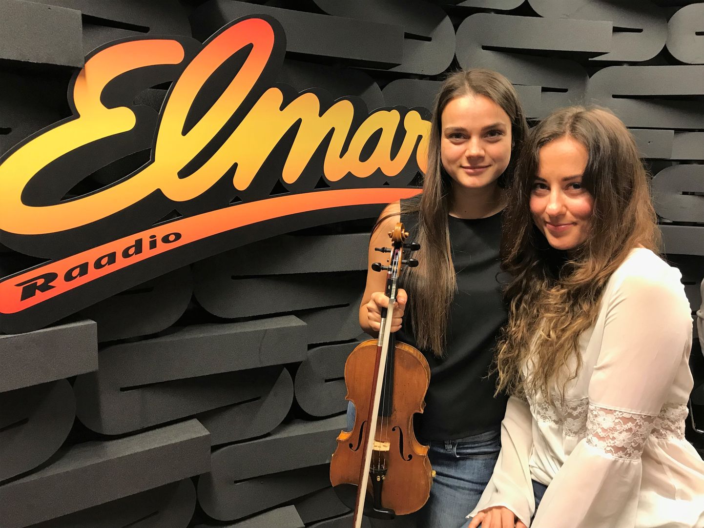 Laulja Triin Niitoja ja viiuldaja Sandra Hiie raadio Elmar stuudios