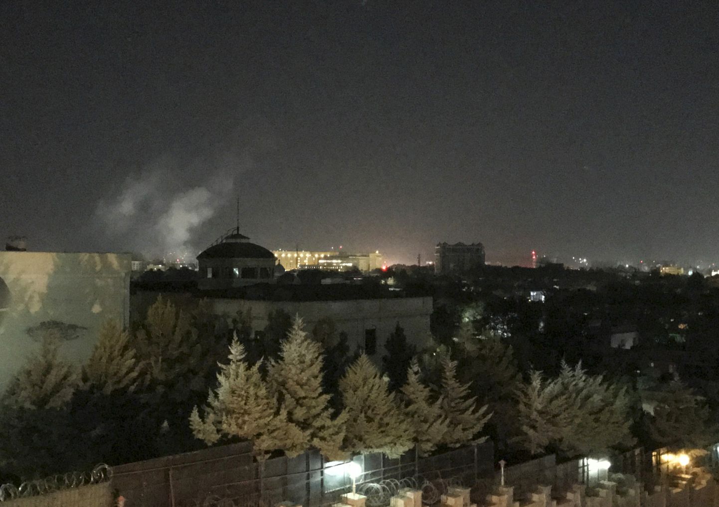 Afganistānas galvaspilsētā Kabulā paceļas dūmi pēc sprādziena.