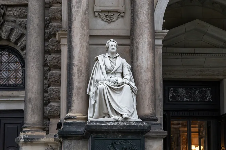 Piemineklis Johanam Volfgangam Gētem pie Drēzdenes operas ieejas.