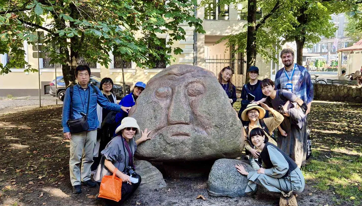 Japāņu valodas zinātājs, gids un kultūras pētnieks Uģis Nastevičs kopā ar Japānas preses pārstāvju delegāciju.