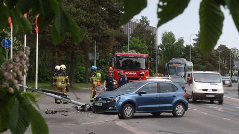 FOTOD ⟩ Joobes juht rammis Vabaduse puiesteel posti