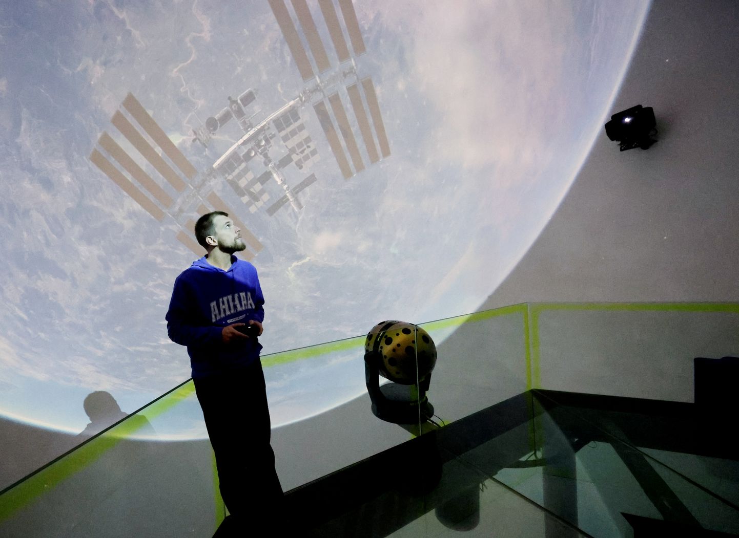 Ahhaa planetaariumi etendusel saab oma silmaga vaadata rahvusvahelist kosmosejaama, mida tutvustab teaduskeskuse peaplanetarist Üllar Kivila.