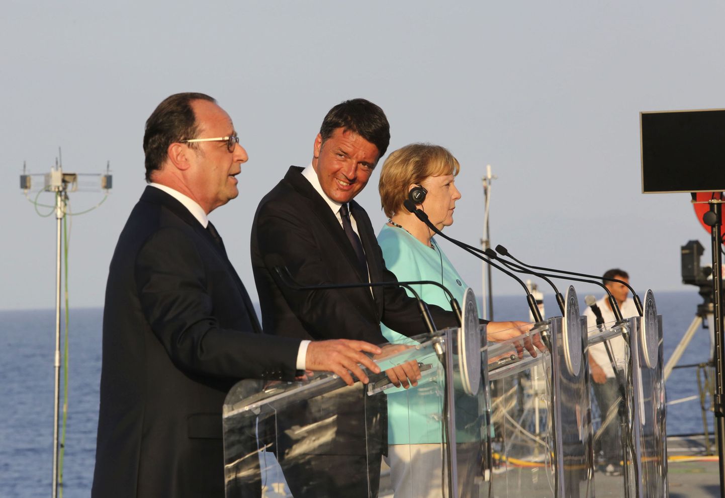Prantsuse president François Hollande, Itaalia peaminister Matteo Renzi ja Saksa kantsler Angela Merkel esmaspäeval Itaalia lennukikandjal Giuseppe Garibaldi