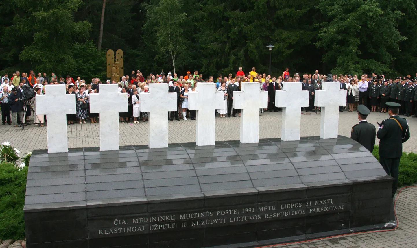 Seitsme ristiga mäletusmonument Medininkais.