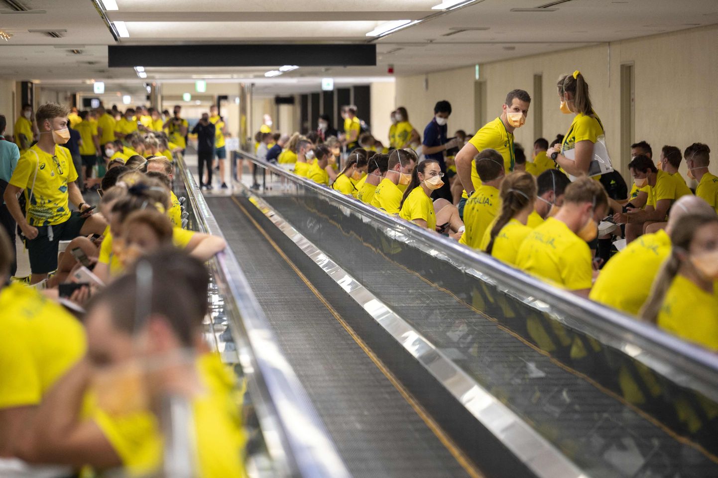 Austrālijas olimpiskā komanda Narita lidostā Tokijā gaida Covid-19 testa rezultātus (ilustratīvs attēls)
