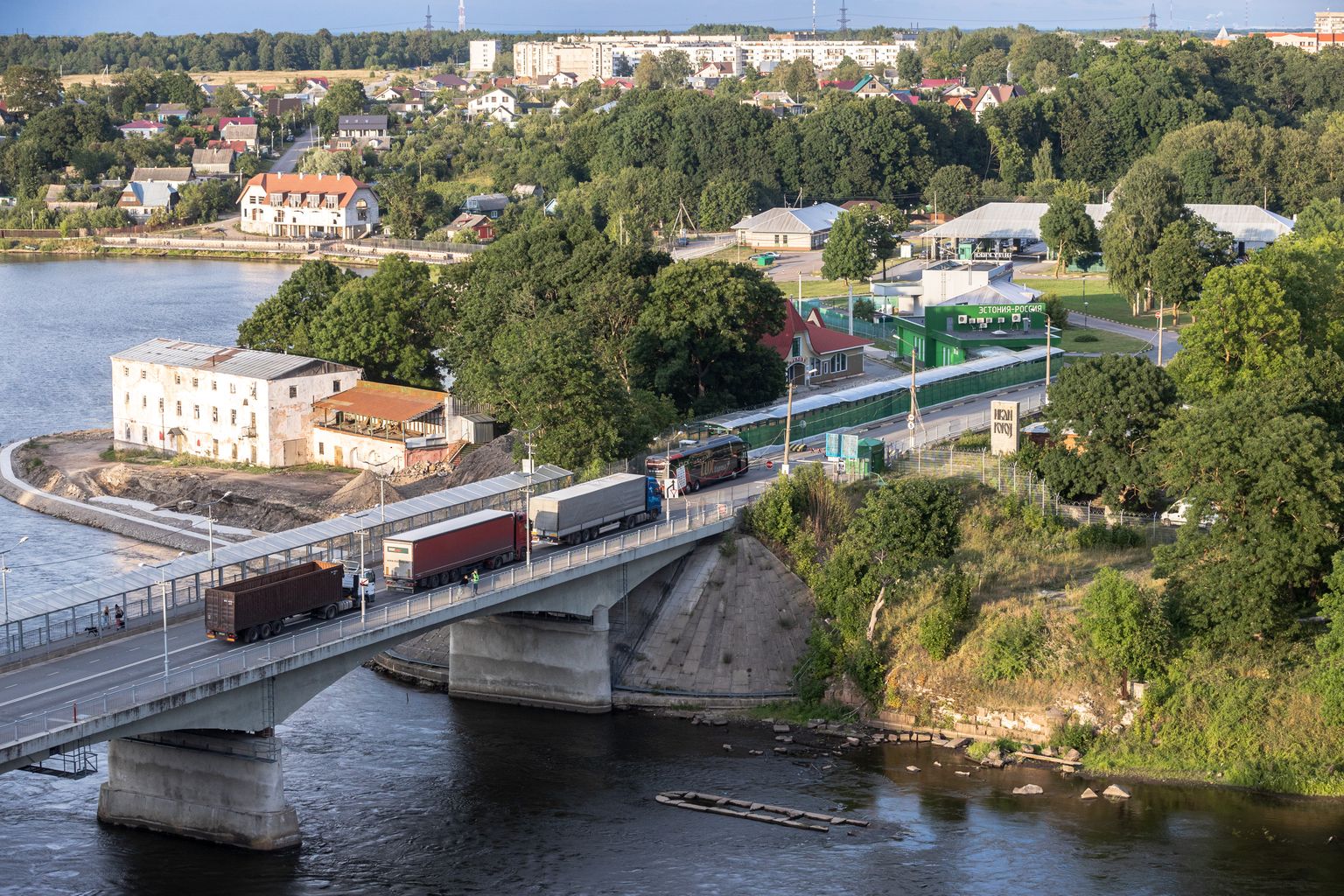 Venemaale suunduvate veokite piiriületusjärjekord on pikenenud.  Eesti-Venemaa piir.
