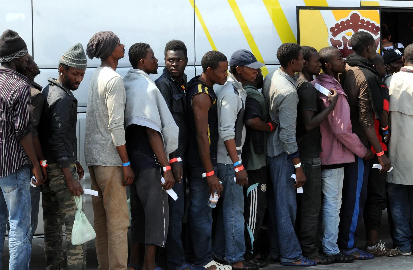 Migrandid Palermo sadamas bussi peale minemas pärast Itaalia mereväe aluse Dattilo pealt mahatulekut