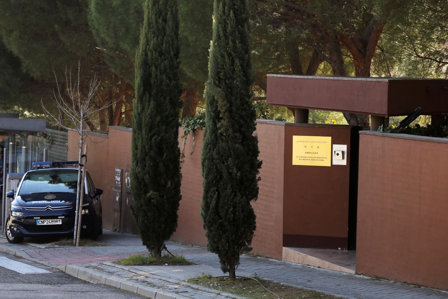Politseiauto Põhja-Korea saatkonna ees Madridis.
