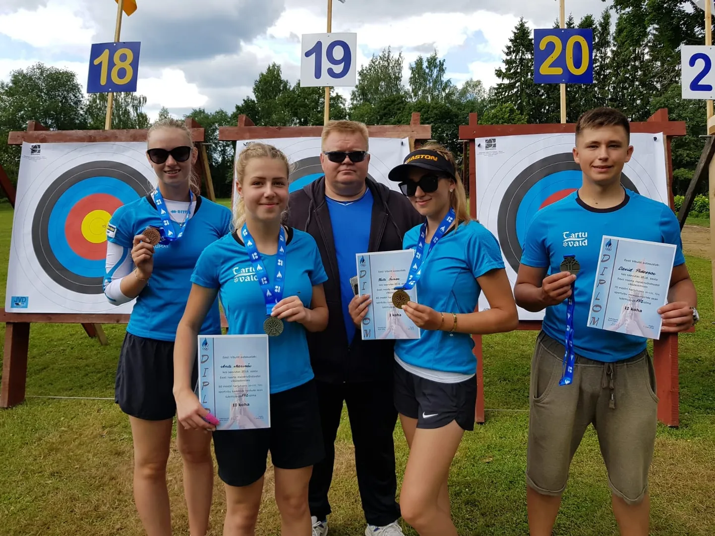 Võidukad Tartu valla vibusprtlased: Alexandra Põllumäe (vasakult), Anete Maremäe, treener Raul Kivilo, Keiti Šuman ja David Pedossar.