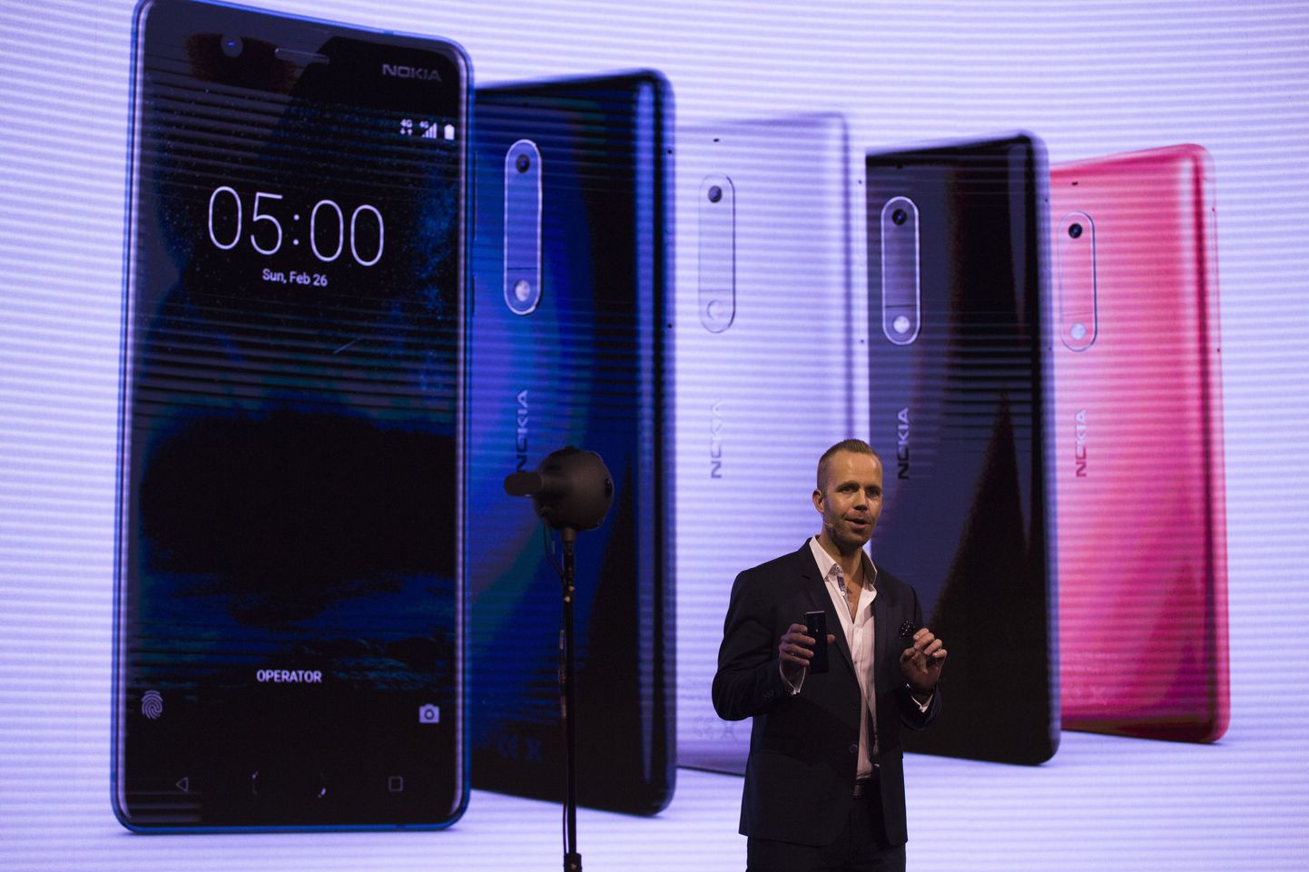 Руководитель по производству HMD Юхо Сарвикас на презентации смартфонов Nokia.