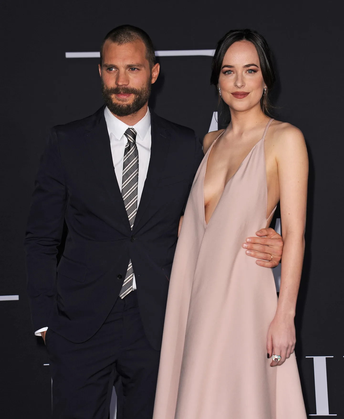 Briti näitleja Jamie Dornan koos oma «Viiskümmend halli varjundit» ekraanipartneri  Dakota Johnsoniga.