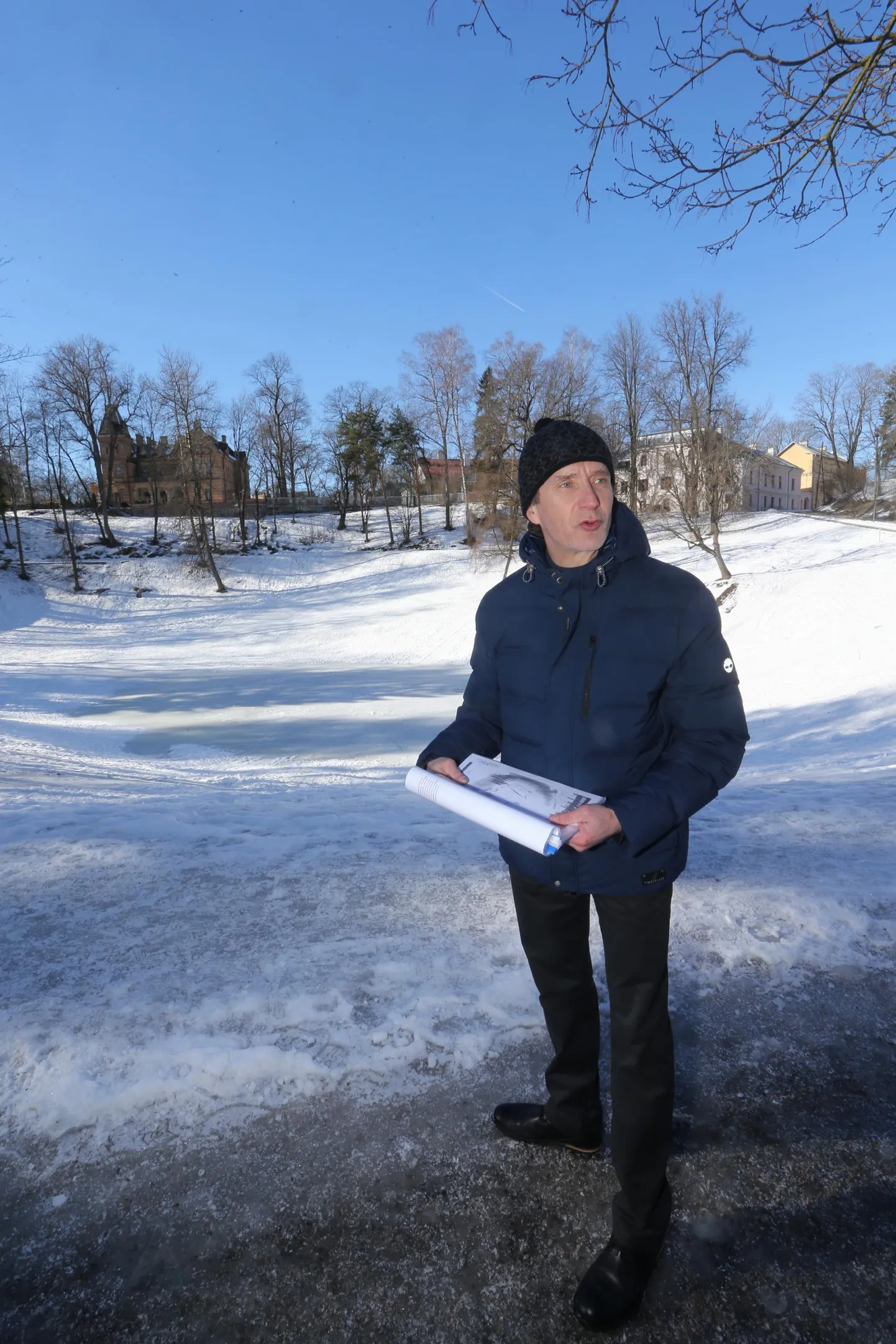 Jaanus Randma selgitas Kassitoomel, kuhu kerkivad suvel tantsulavad ja kuhu paigutatakse publiku pingiread. sille annuk