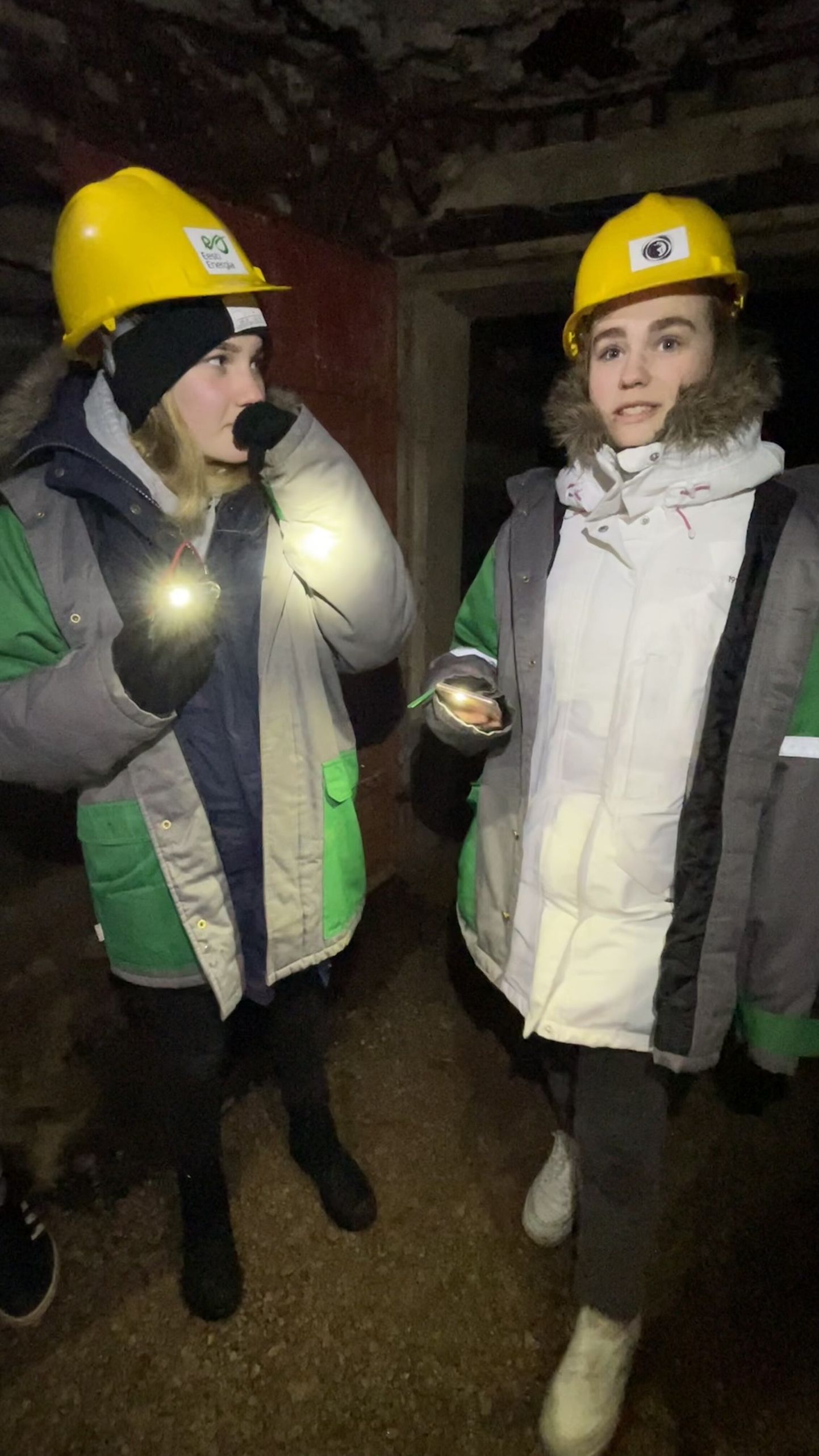 Активная молодежь Вокаского молодежного центра, строящая планы под землей: на снимке - Бритта Элийзе Асток и Анни Трийн Салван.
