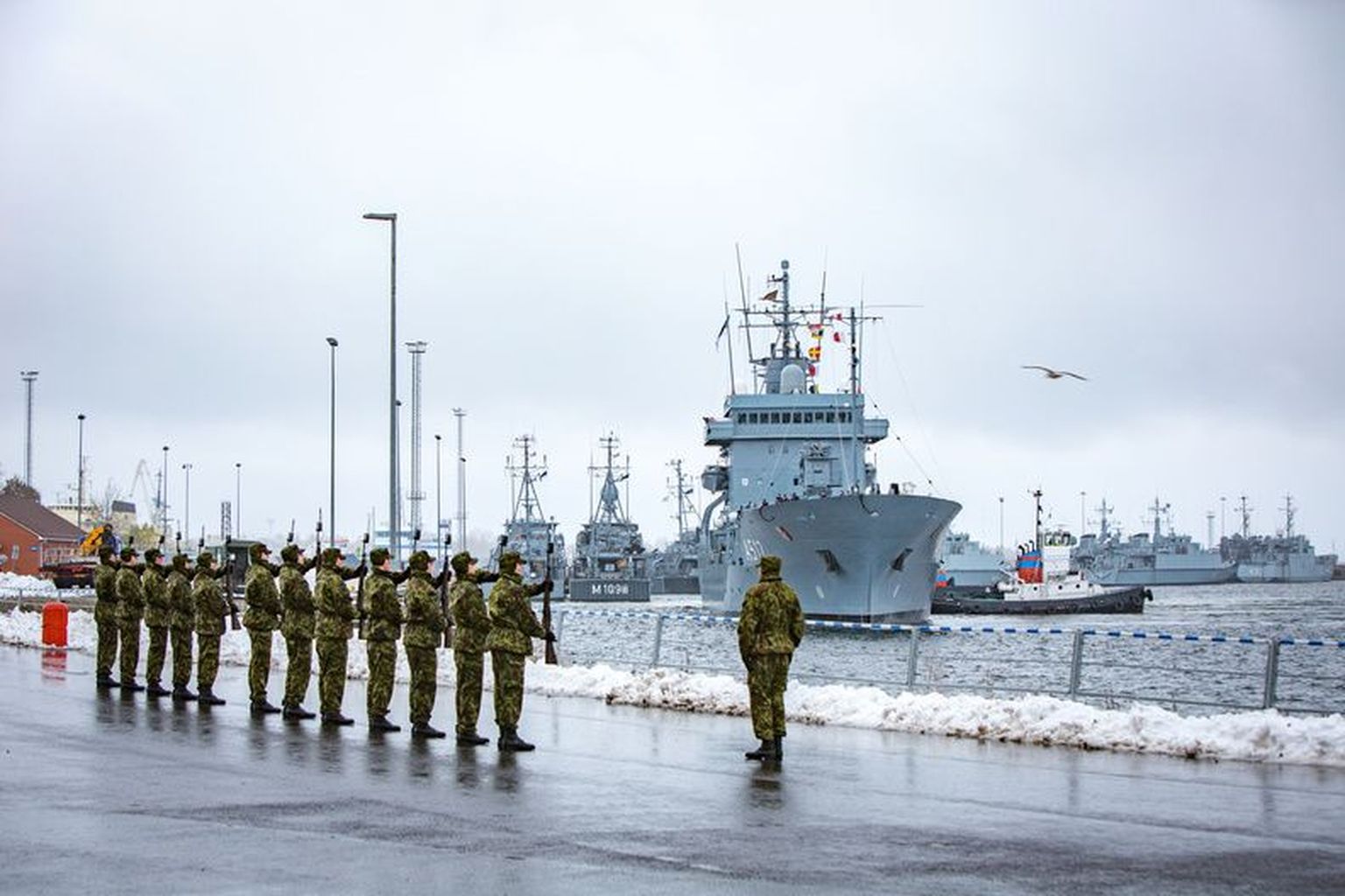 Ajateenijad tervitamas Tallinnasse saabuvat Saksa mereväe miinitõrjeeskaadrit.