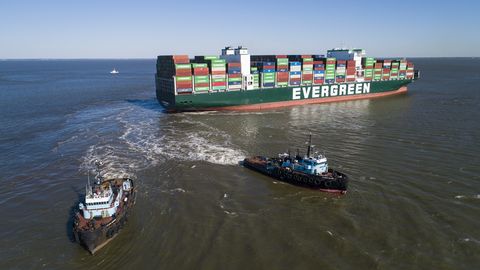Evergreeni avariilaevalt alustati lasti vähendamiseks konteinerite lossimist