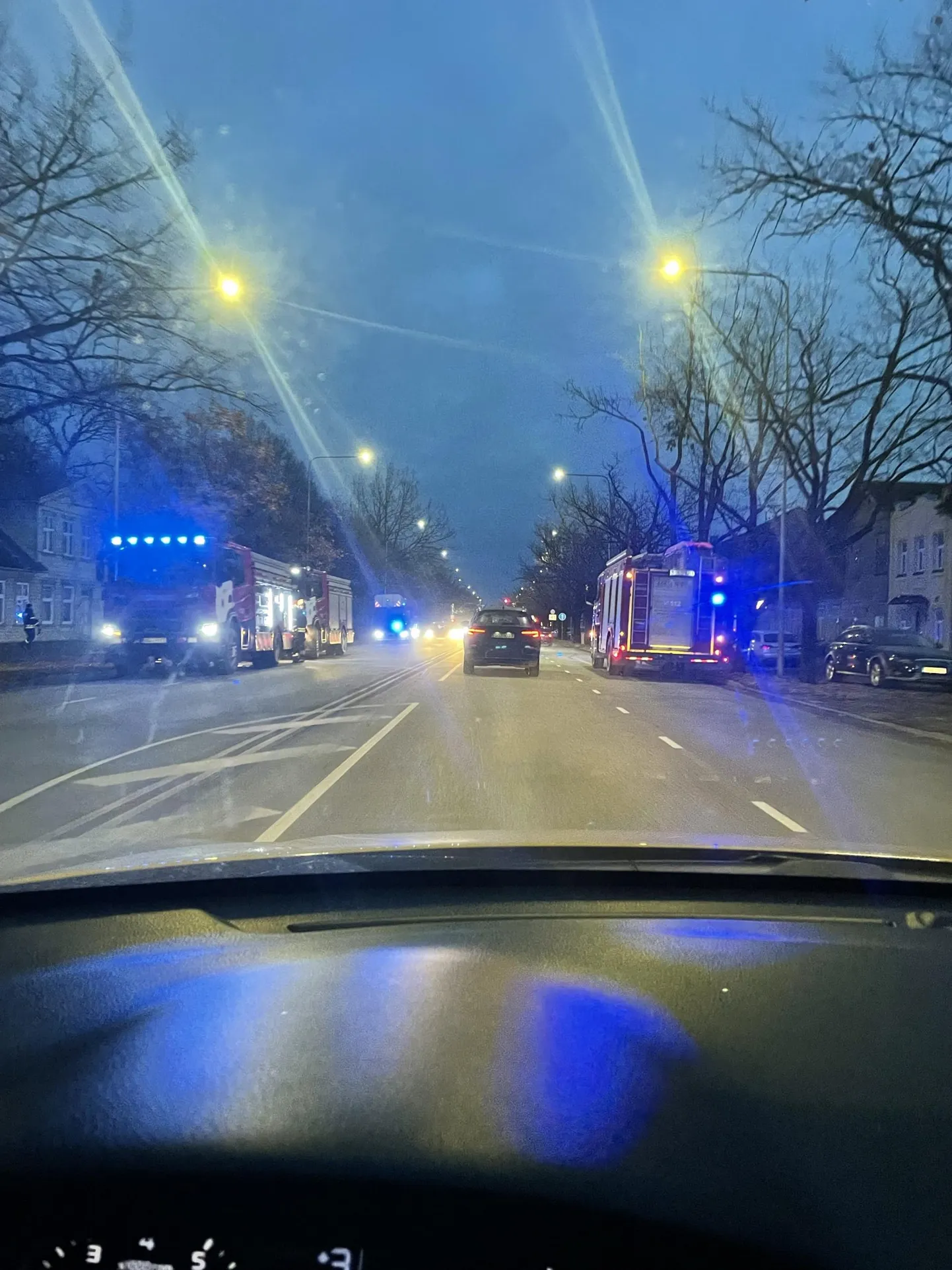 Põlengut käisid kustutamas Pärnu ja Lihula päästjad.