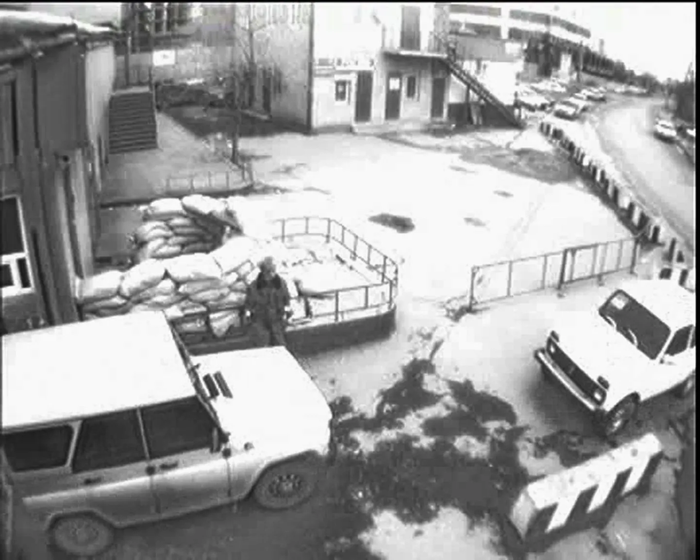 6 января 2010 в столице Махачкалы милиционер пытаются предотвратить теракт, не давая начиненной взрывчаткой "Ниве" въехать во двор УВД