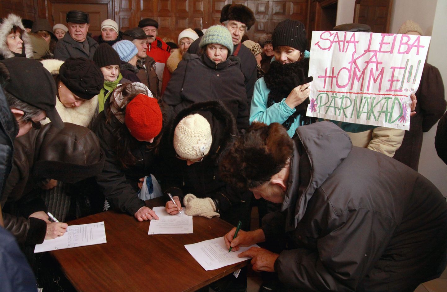Pärnu linnavolikogu juures toimus pikett ja allkirjade kogumine Pärnu leiva toetuseks.