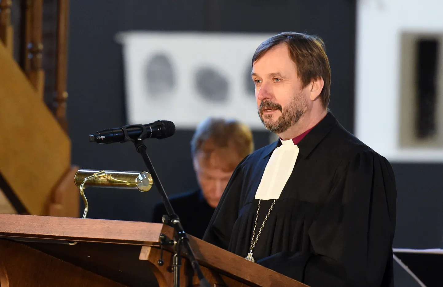 Latvijas Evaņģēliski luteriskās baznīcas arhibīskaps Jānis Vanags uzrunā klātesošos Reformācijas 500.gadadienas piemiņas plāksnes atklāšanas ceremonijā.
