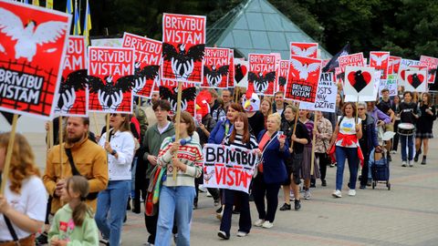 FOTO ⟩ Ap 250 aktīvistu devās gājienā pret dējējvistu turēšanu sprostos