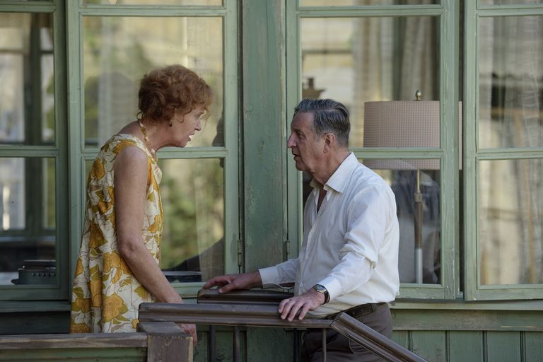 Раиса (Ирина Розанова) встречает мужа (Леонид Ярмольник), который заявил об уезжающей в Израиль дочери в КГБ.