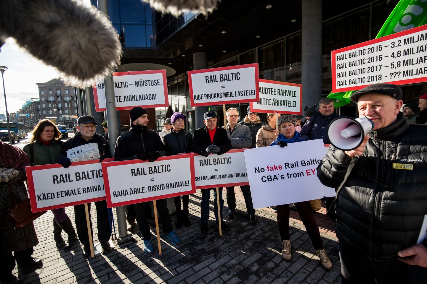 Rail Balticu vastane protest Swissoteli ees.