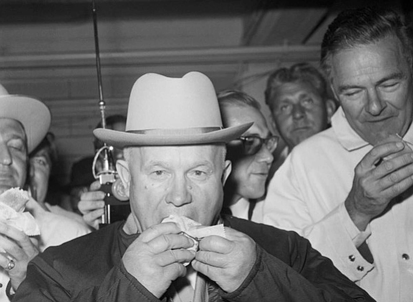 Nikita Hruštšov hammustab 1959. aastal USA-s isukalt oma esimest hot-dogi