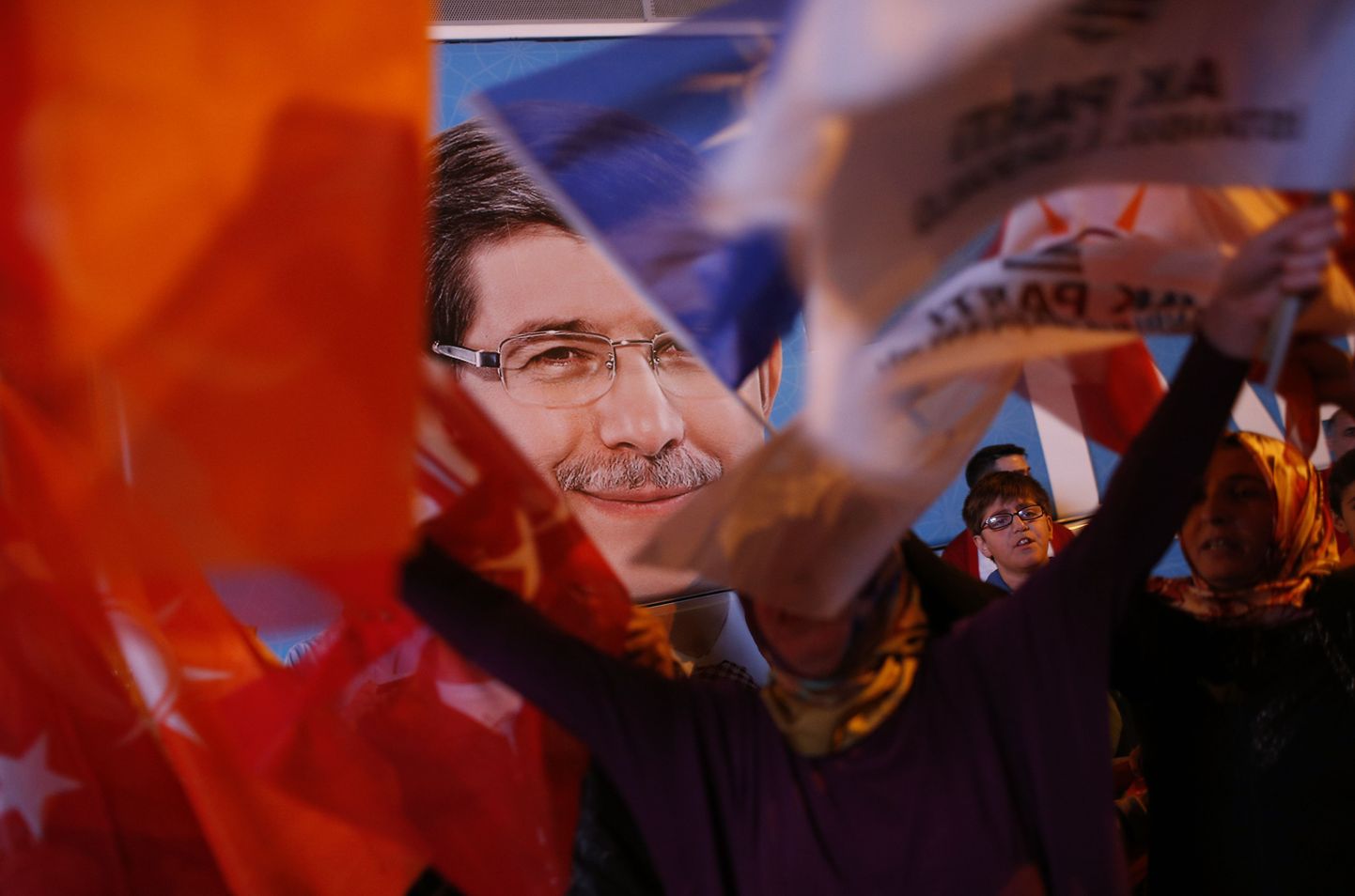Võimupartei toetajad Istanbulis. Taustal Türgi peaministri Ahmet Davutoğlu plakat.