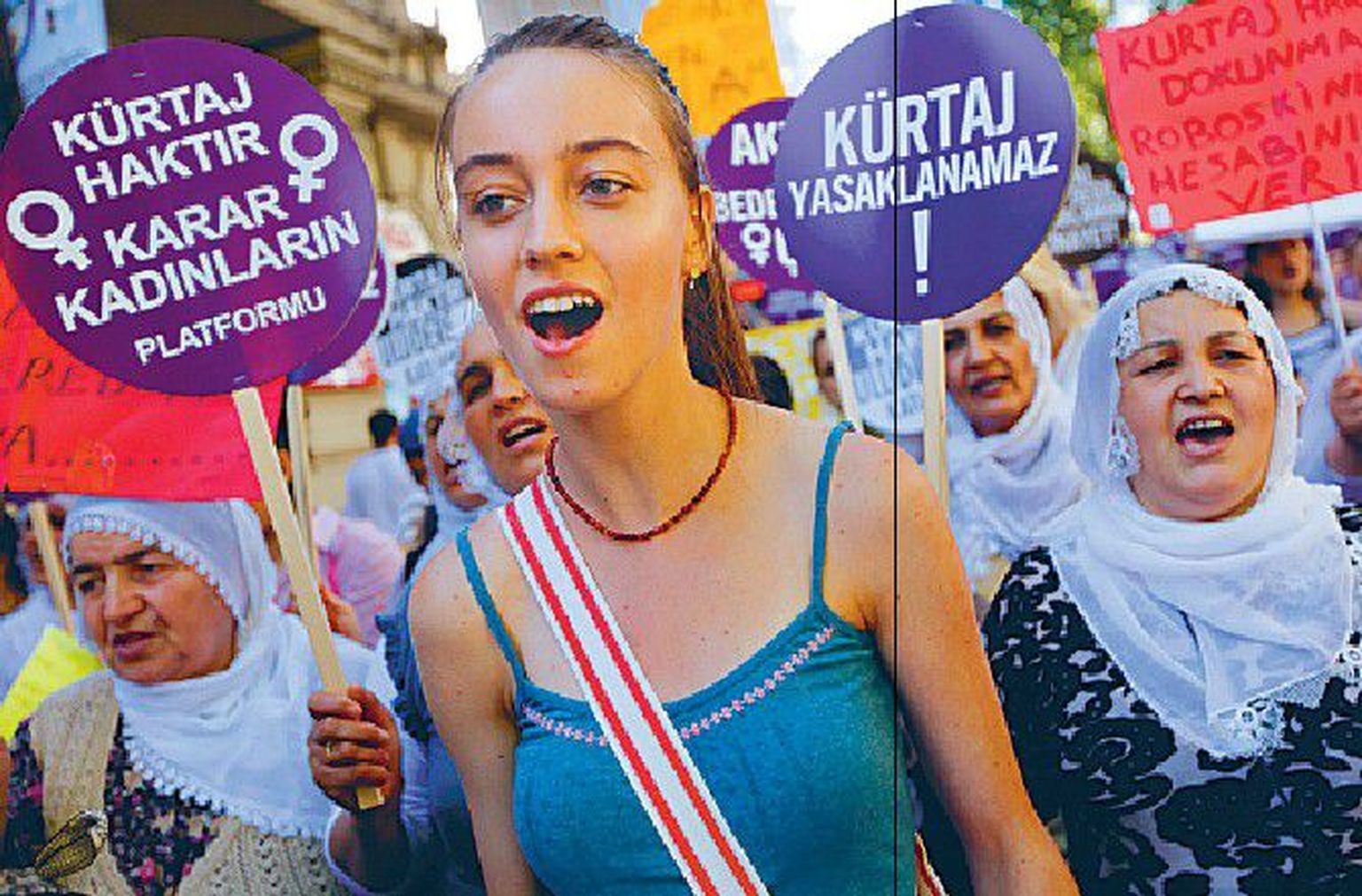 Istanbulis näeb nii õlapaeltega särgikuid kui burkasid: vasakul naised protestimas abordiõiguse piiramise vastu, paremal naised kurjustamas Iisraeliga.