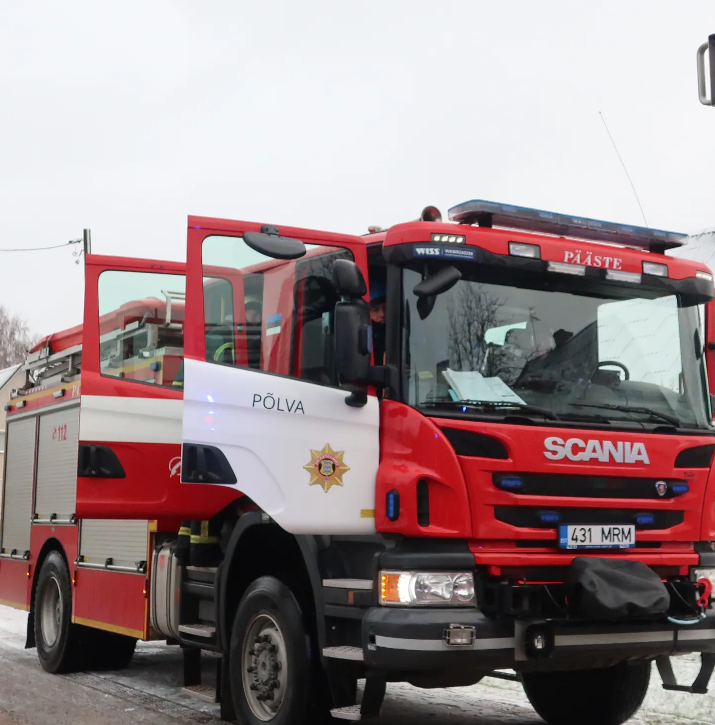 Päästjad ootasid elektrikud ära ja vabastasid traktori liini alt.